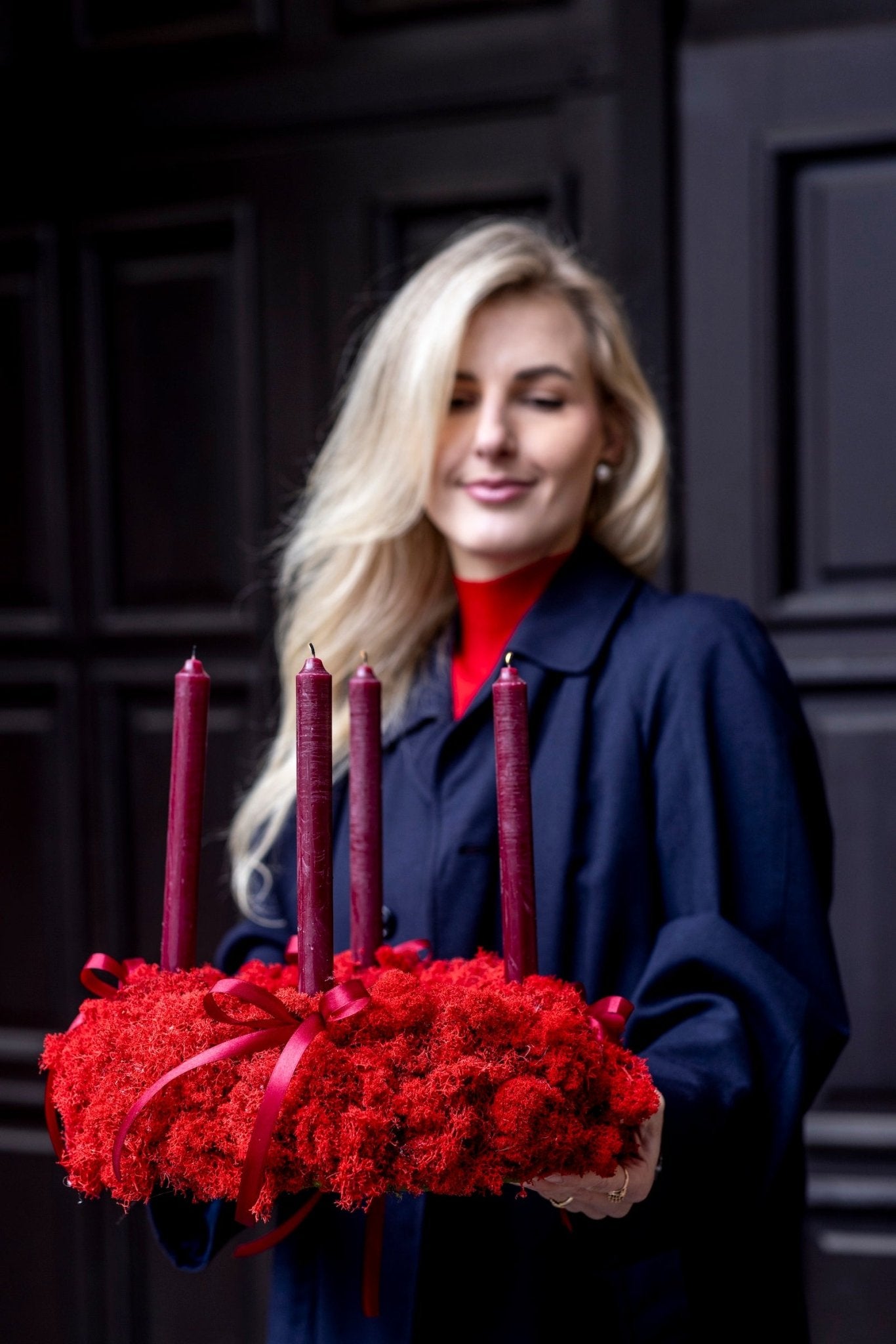 Czerwone Światło Wieczoru – Naturalny Wianek Świąteczny na Stół - kwiaty Flower Store Warszawa