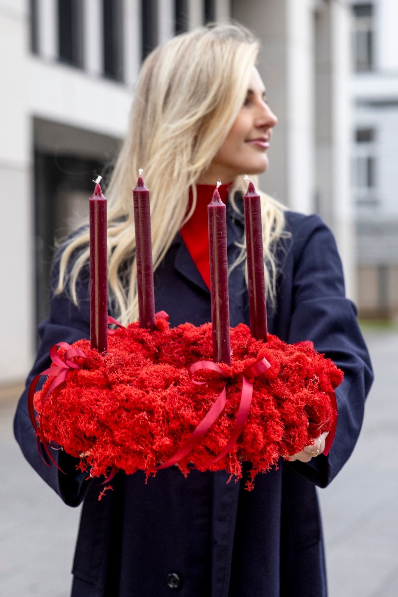 Czerwone Światło Wieczoru – Naturalny Wianek Świąteczny na Stół - kwiaty Flower Store Warszawa