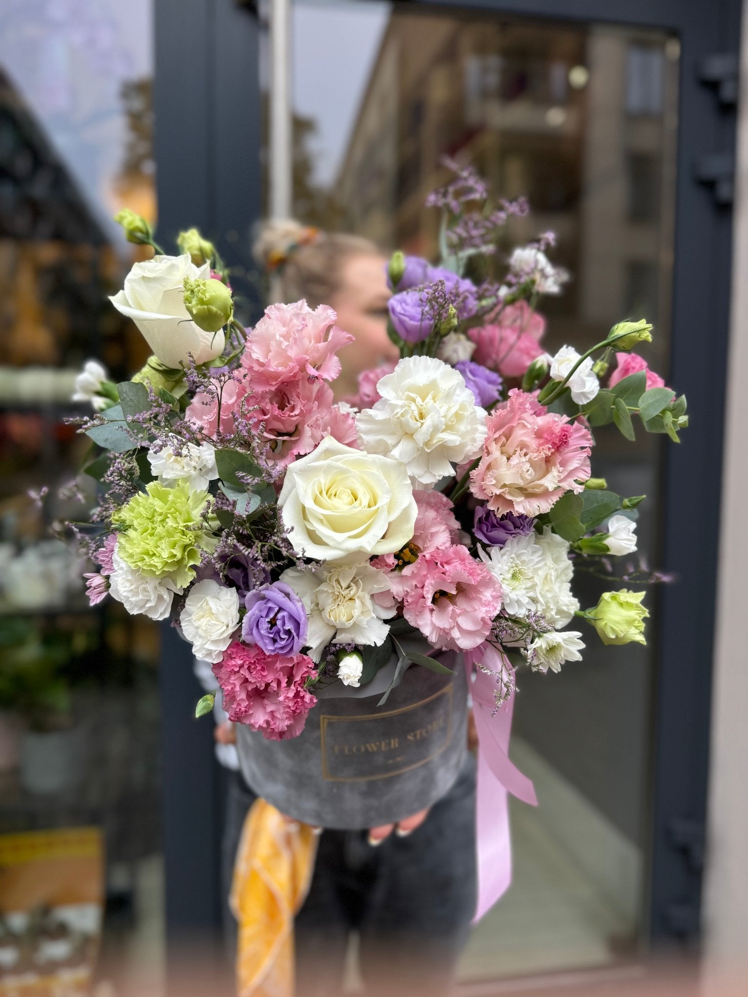 Zwiewna kompozycja szary flokowany flowerbox - kwiaty żywe - kwiaty Flower Store Warszawa