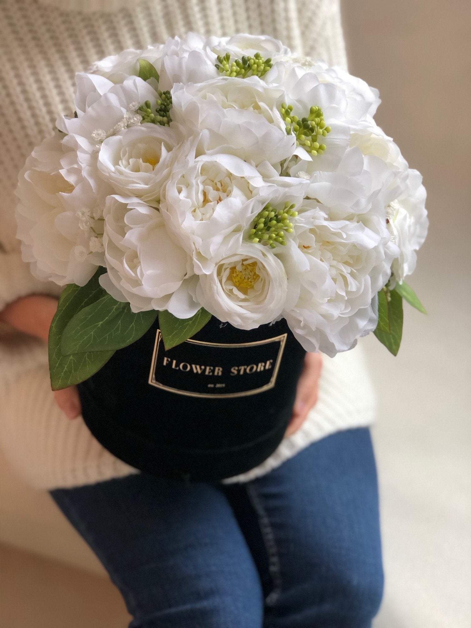 Czarny flokowany box z biało kremową kompozycją - kwiaty sztuczne - kwiaty Flower Store Warszawa