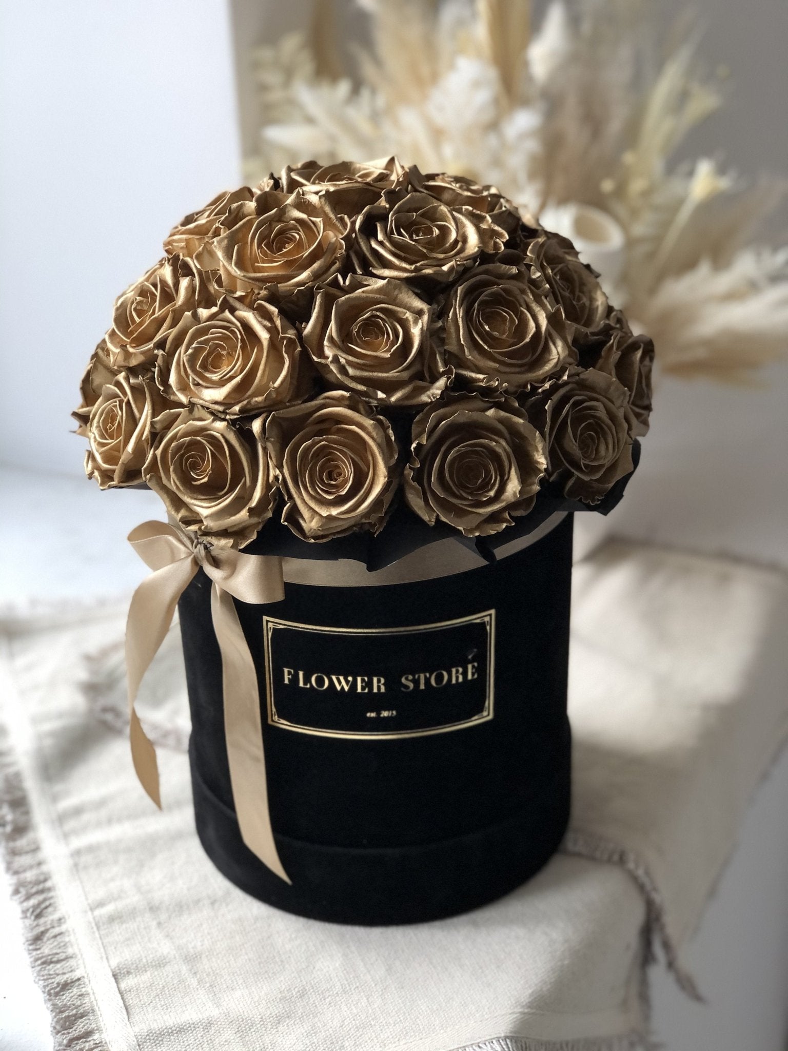 Duży czarny box ze złotymi wiecznymi różami - kwiaty Flower Store Warszawa