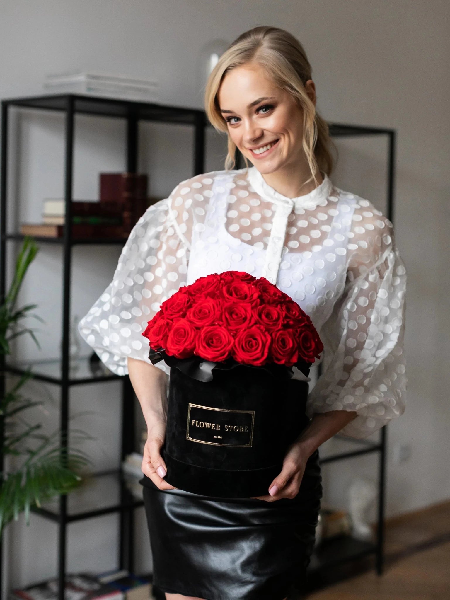 Duży walentynkowy flokowany flowerbox z czerwonymi żywymi różami - kwiaty Flower Store Warszawa