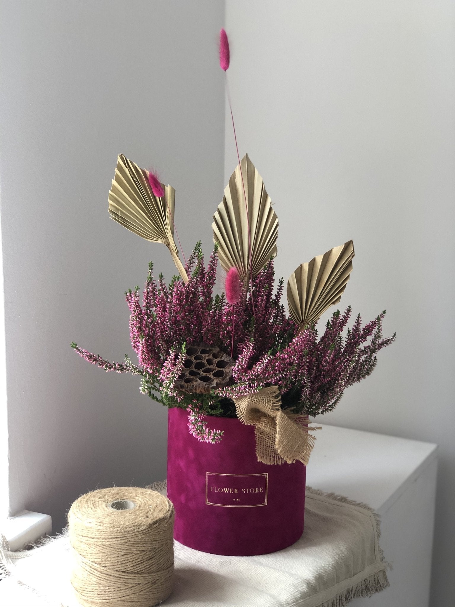 Fuksjowy flokowany flowerbox z kompozycja jesienną - wrzos - kwiaty Flower Store Warszawa
