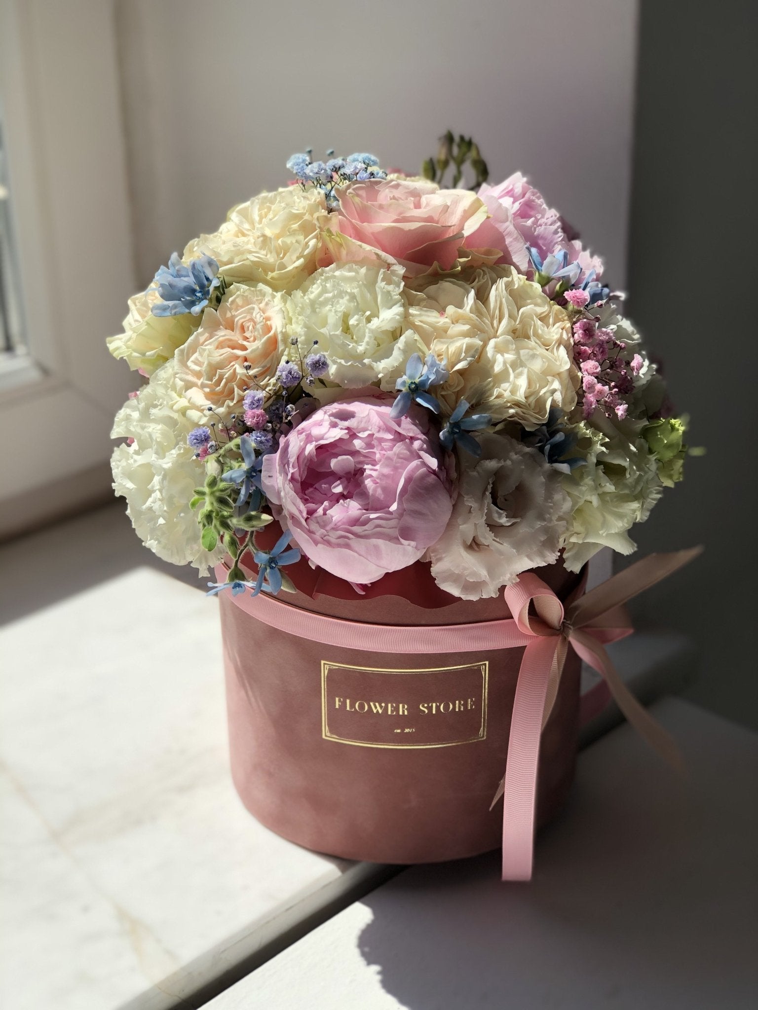 Jasno Różowy flokowany flowerbox wiosenna kompozycja - kwiaty Flower Store Warszawa