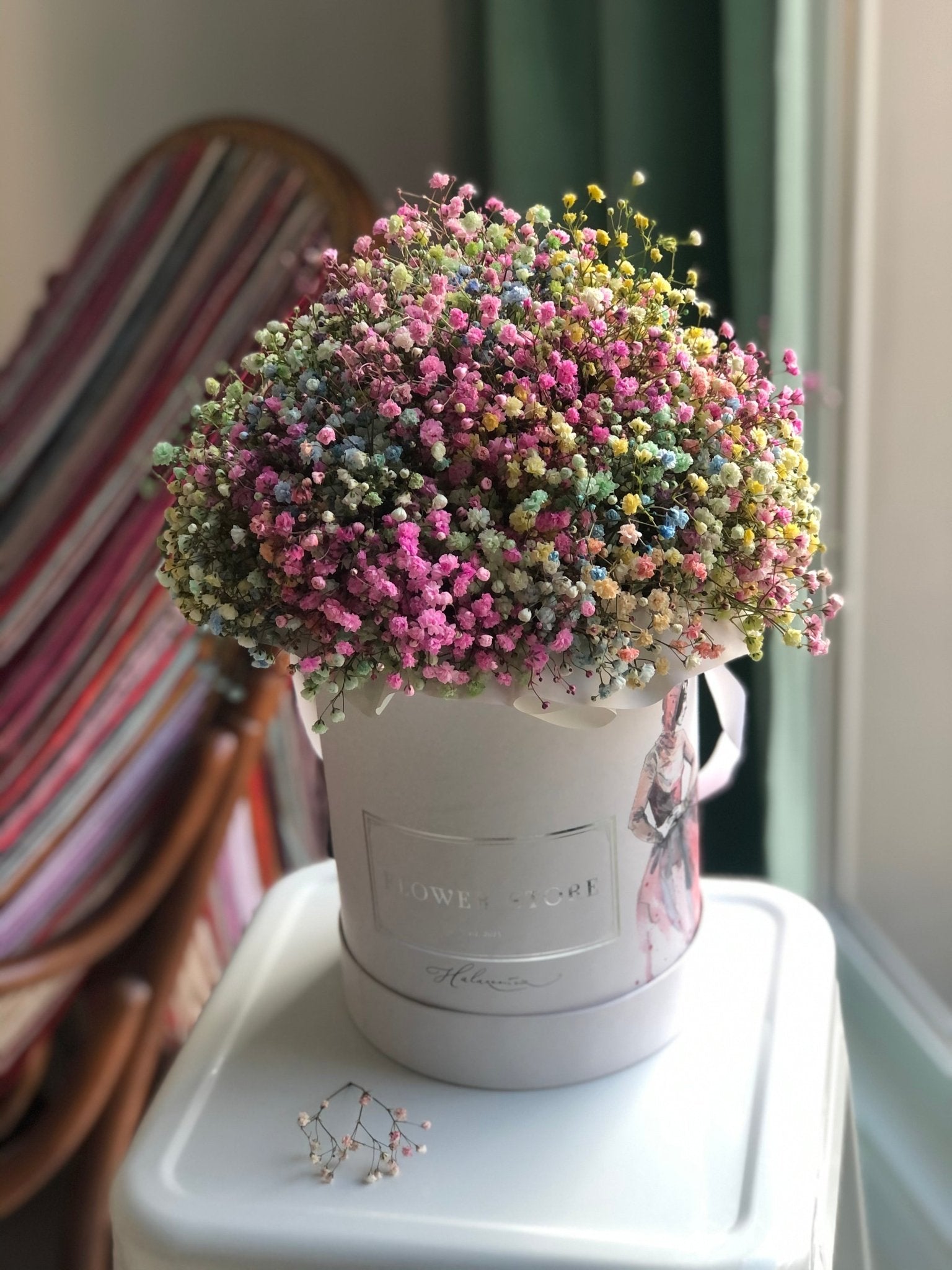 Kolorowa gipsówka w średnim białym flowerboxie - kwiaty Flower Store Warszawa