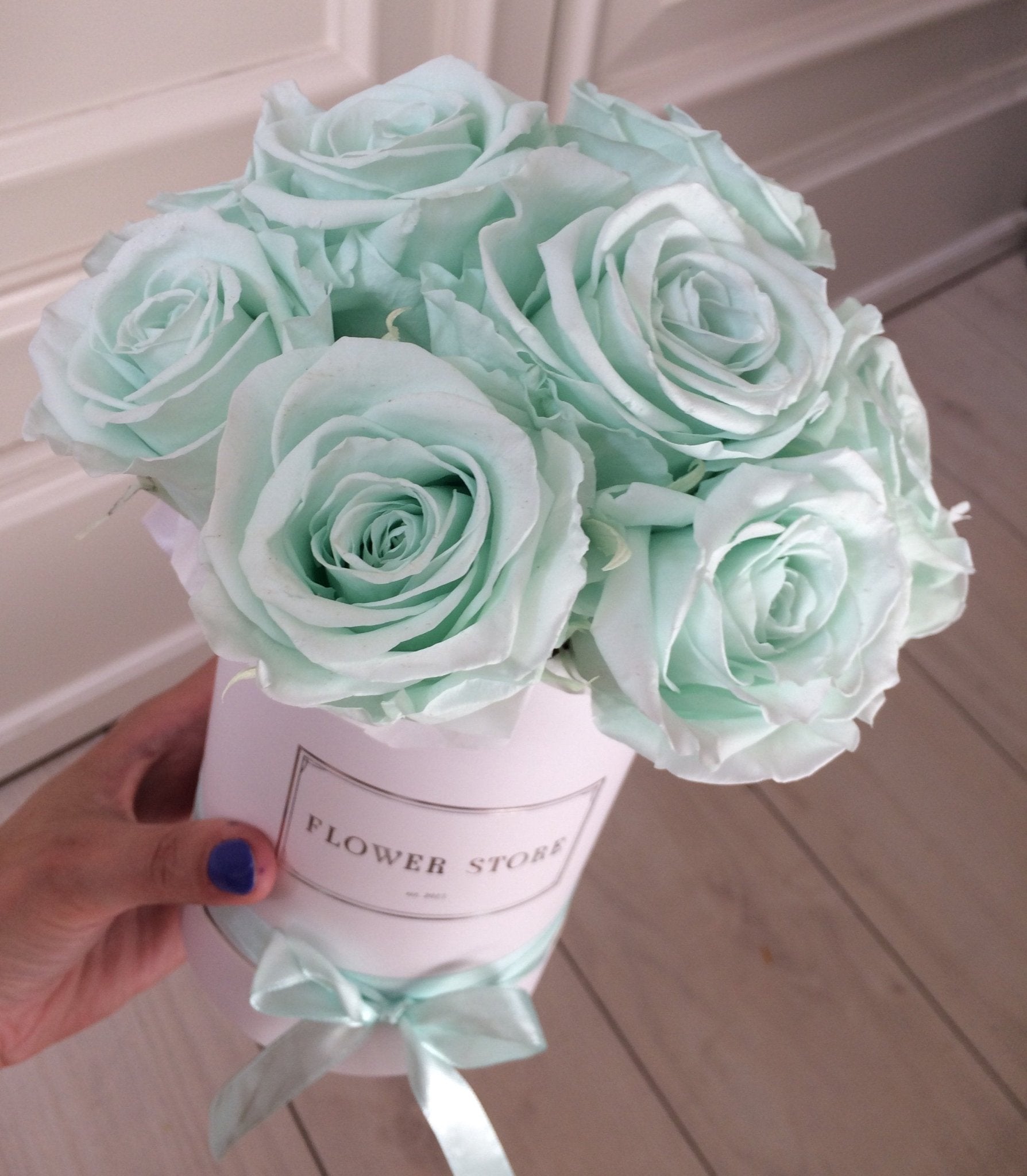 Małe białe pudełko z miętowymi wiecznymi różami - kwiaty Flower Store Warszawa
