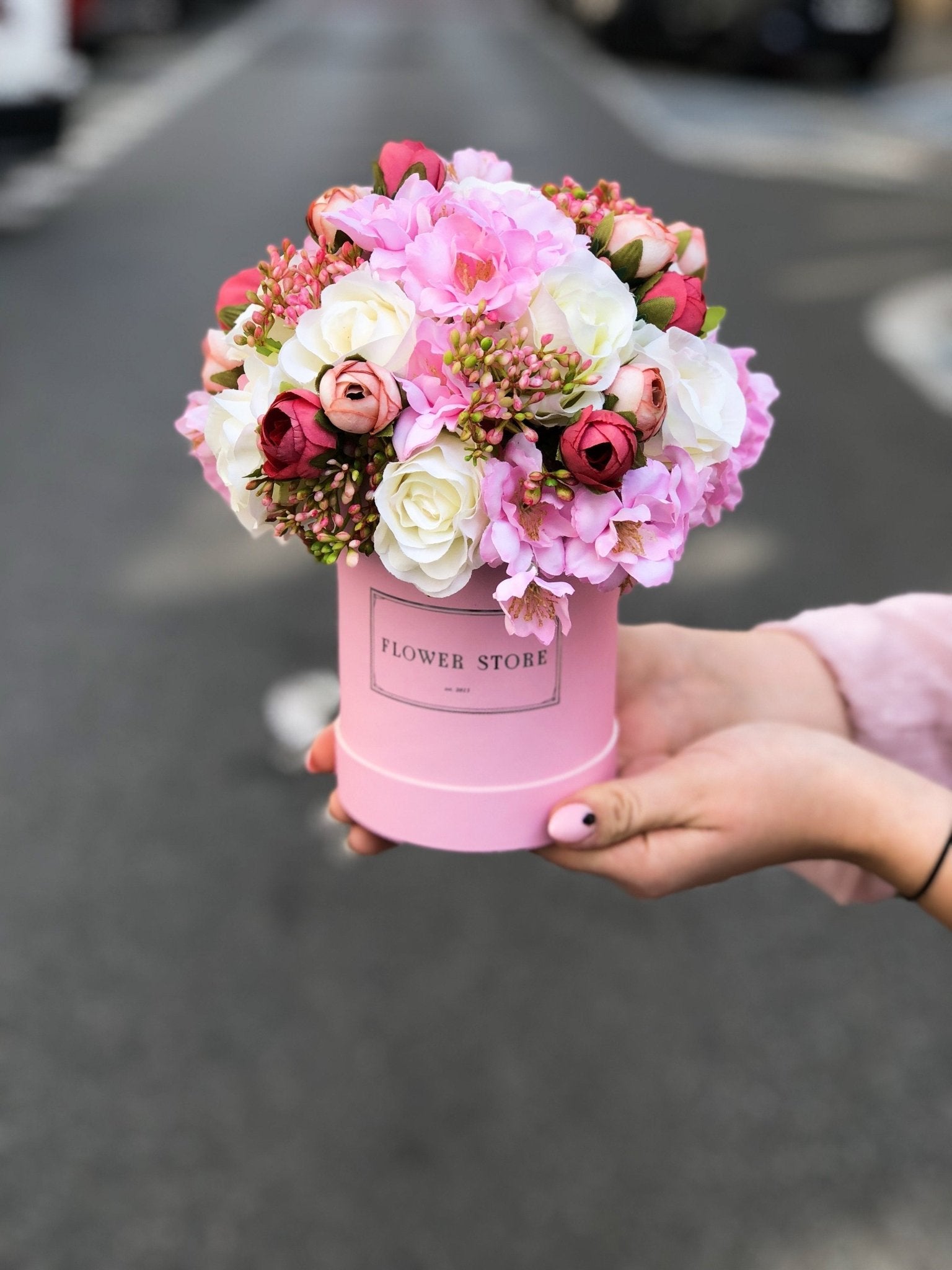 Mały różowy box z kompozycją wiosenną - kwiaty sztuczne - kwiaty Flower Store Warszawa
