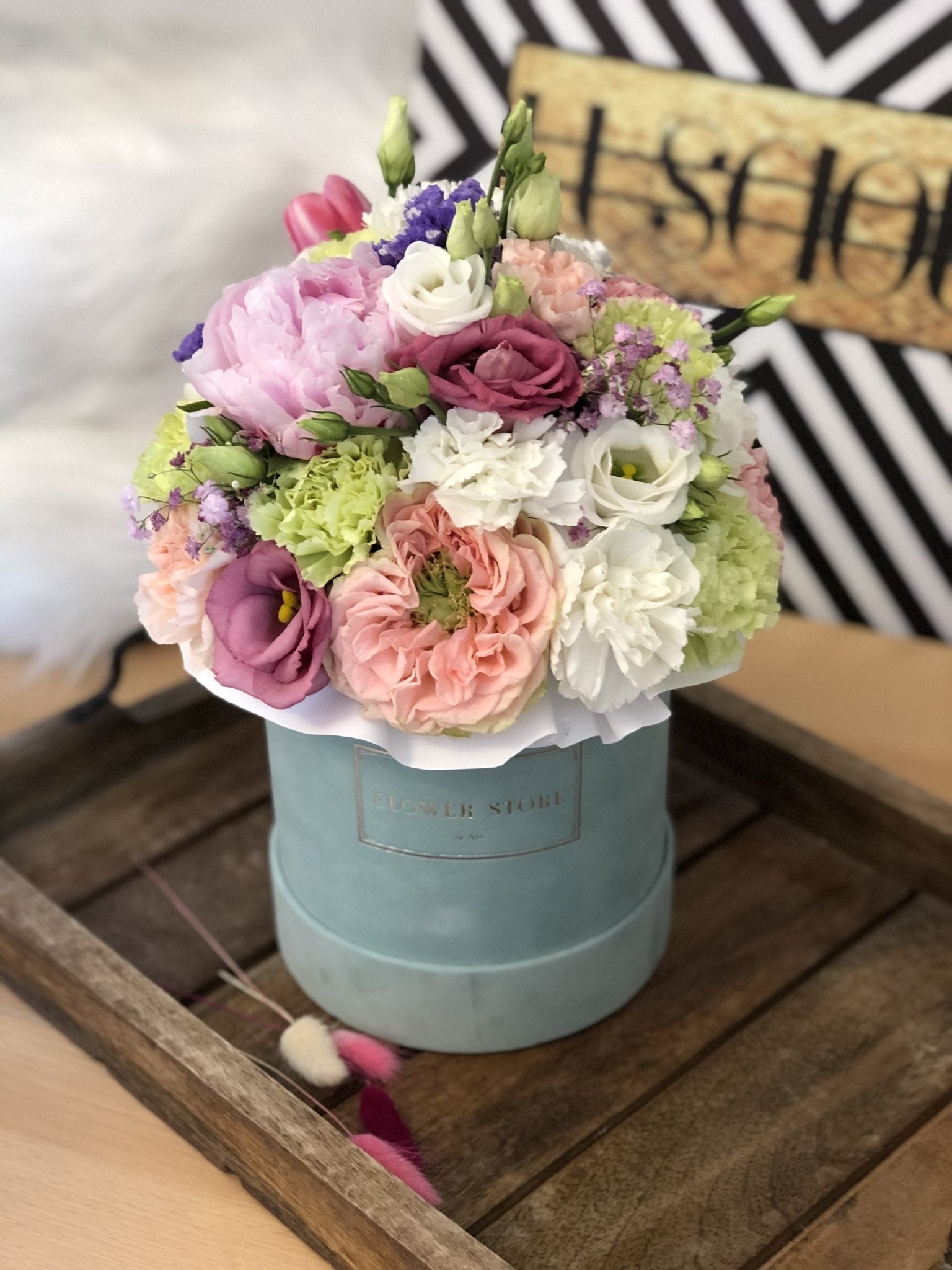 Miętowe Flokowane Pudełko z Wiosennymi Kwiatami – Perfekcyjny Prezent na Każdą Okazję - kwiaty Flower Store Warszawa