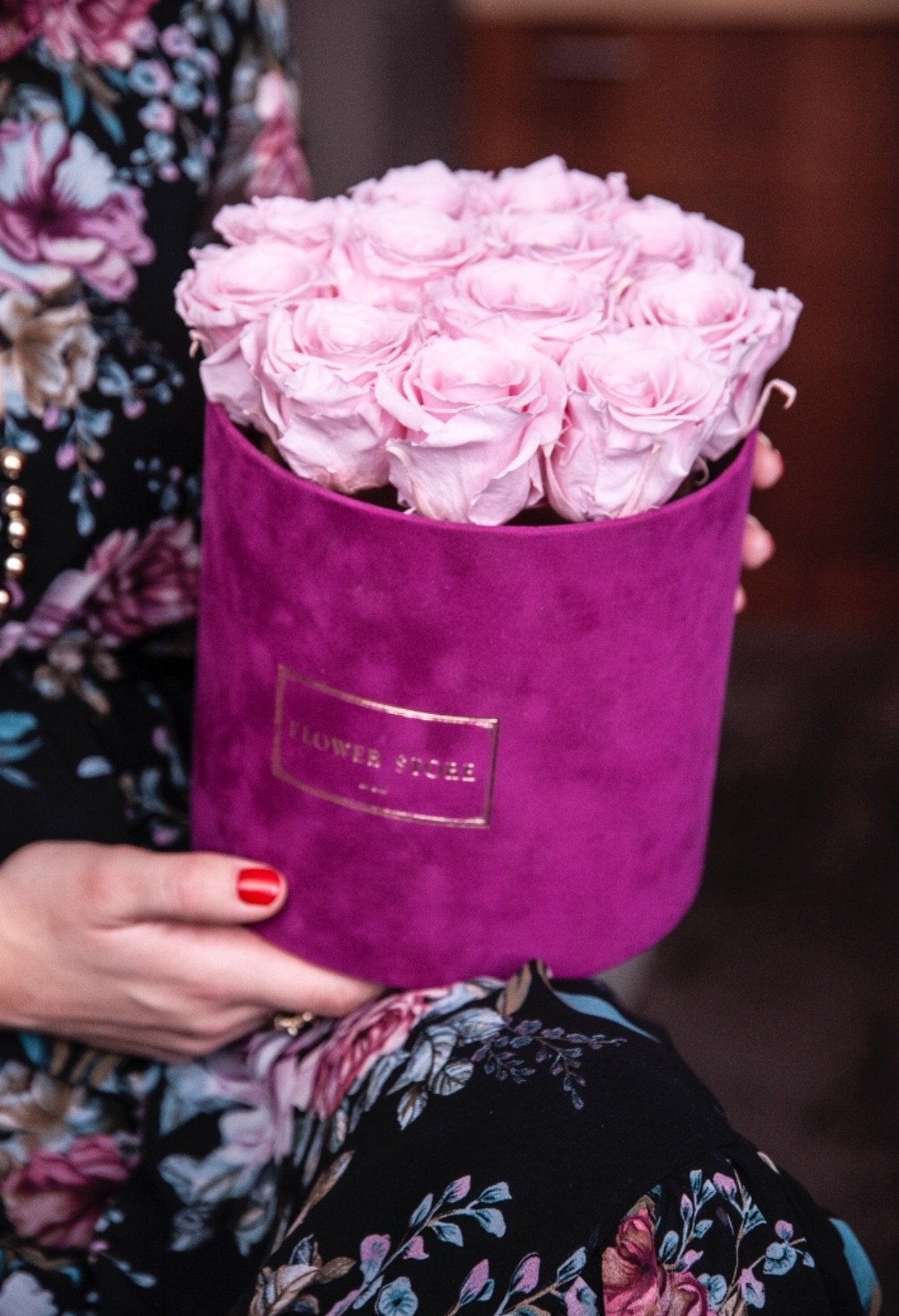 Różowe wieczne róże w fuksjowym flokowanym flowerboxie - kwiaty Flower Store Warszawa
