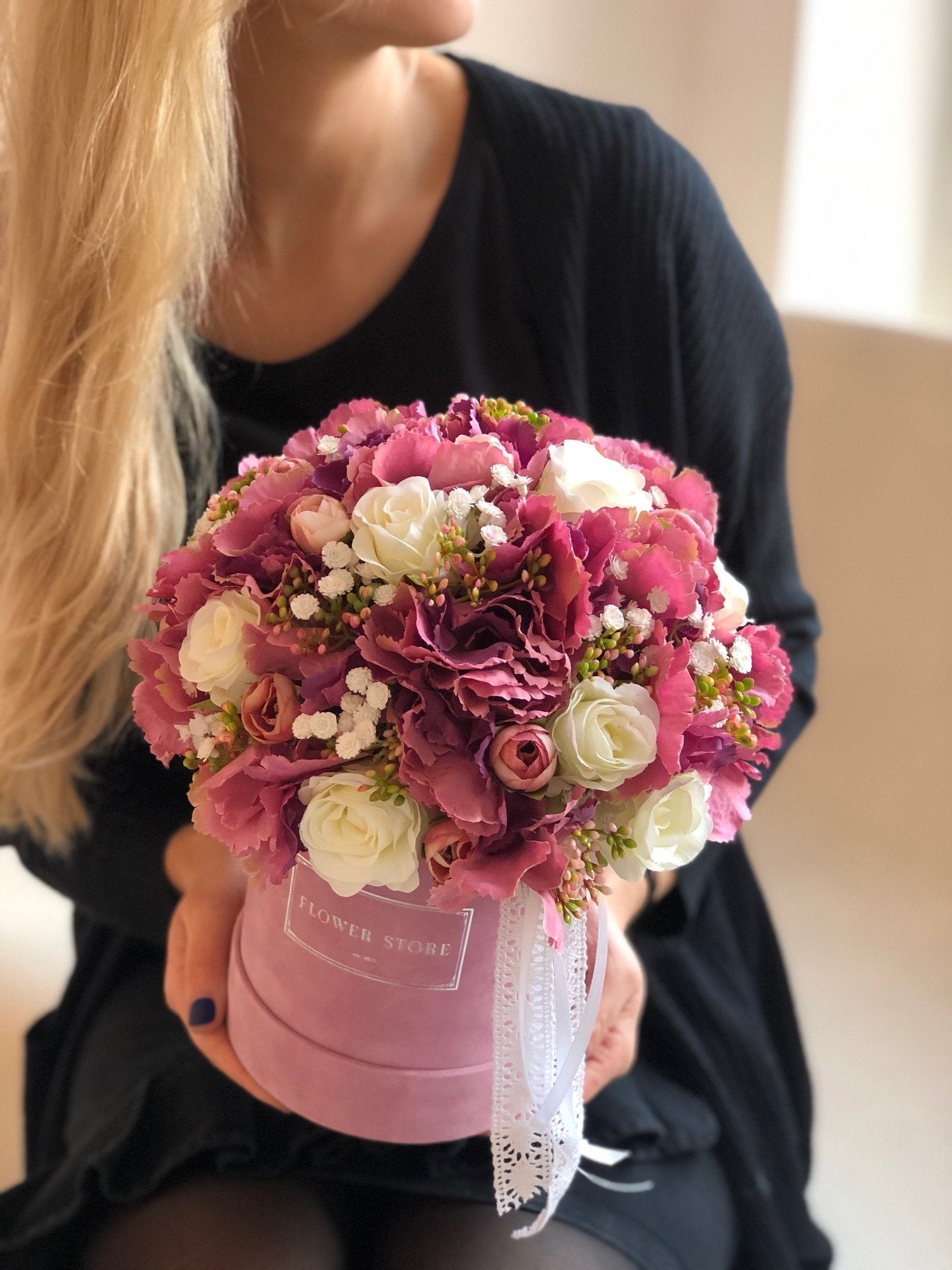 Różowy flokowany box - kompozycja wiosenna - kwiaty sztuczne - kwiaty Flower Store Warszawa