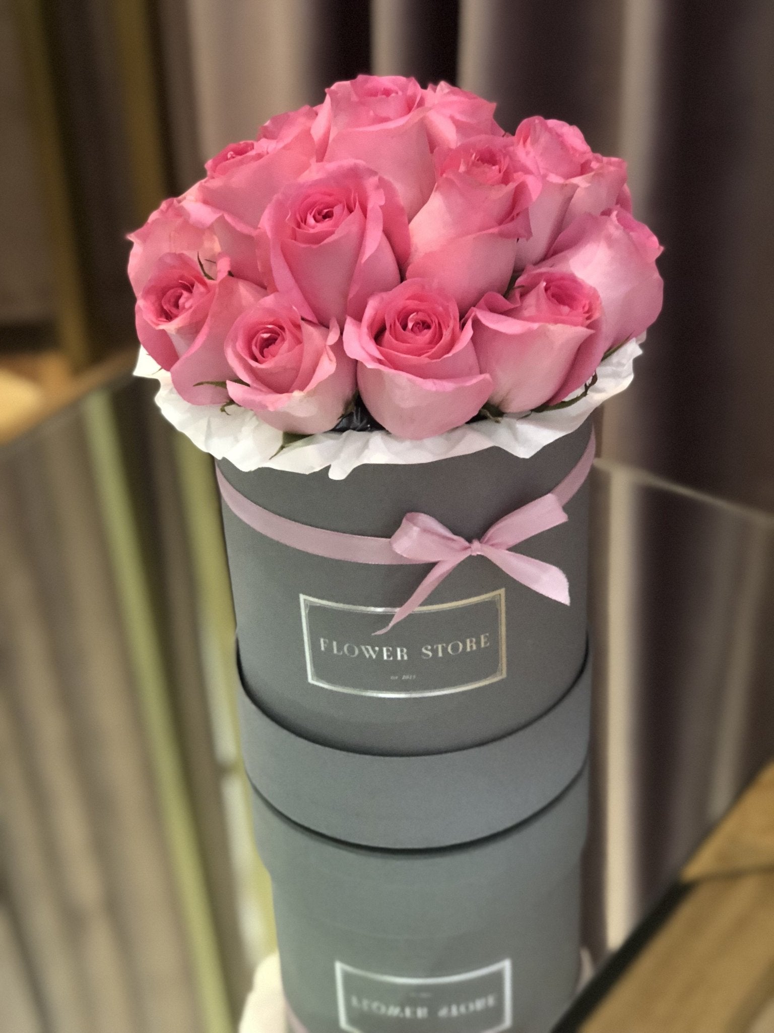 Średni szary welurowy box z różowymi różami - kwiaty żywe - kwiaty Flower Store Warszawa