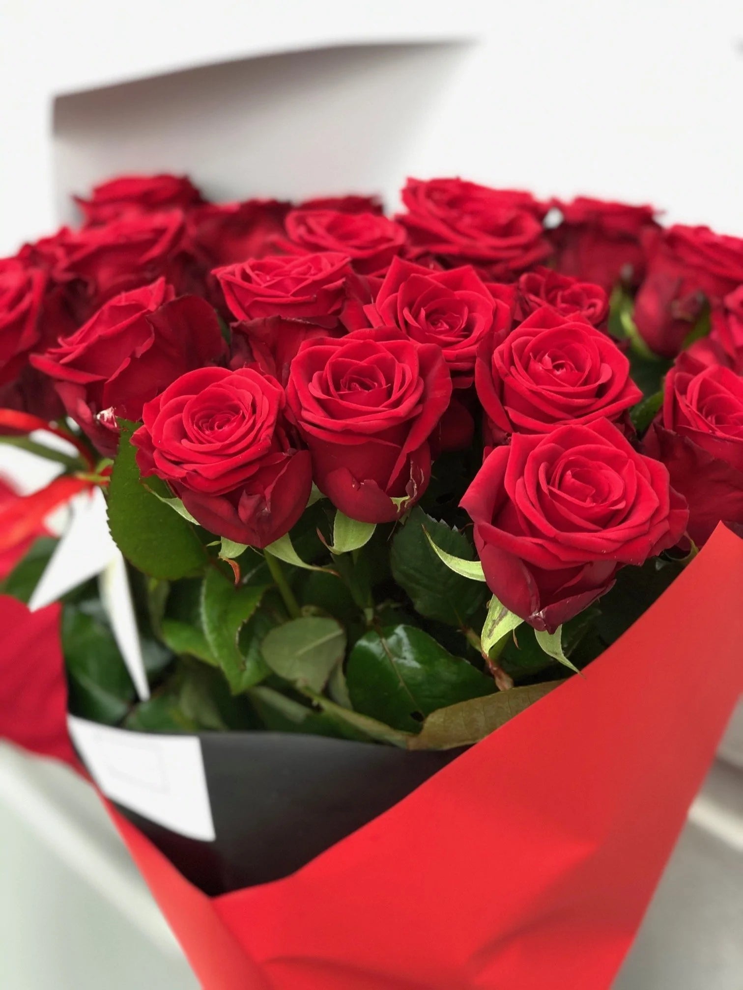 Urodzinowy Bukiet z Czerwonych Róż – Wyraź Miłość Klasycznym Gestem - kwiaty Flower Store Warszawa