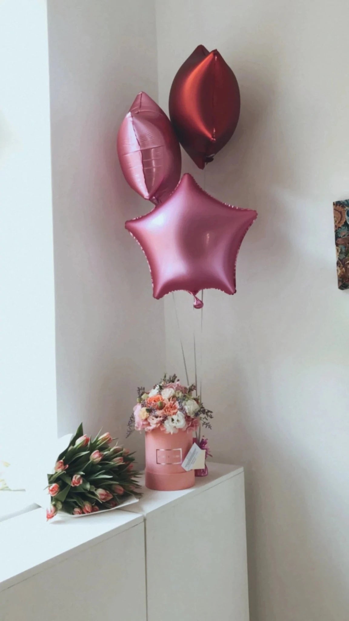Urodzinowy zestaw balony i różowy box wiosenna kompozycja - kwiaty żywe - kwiaty Flower Store Warszawa