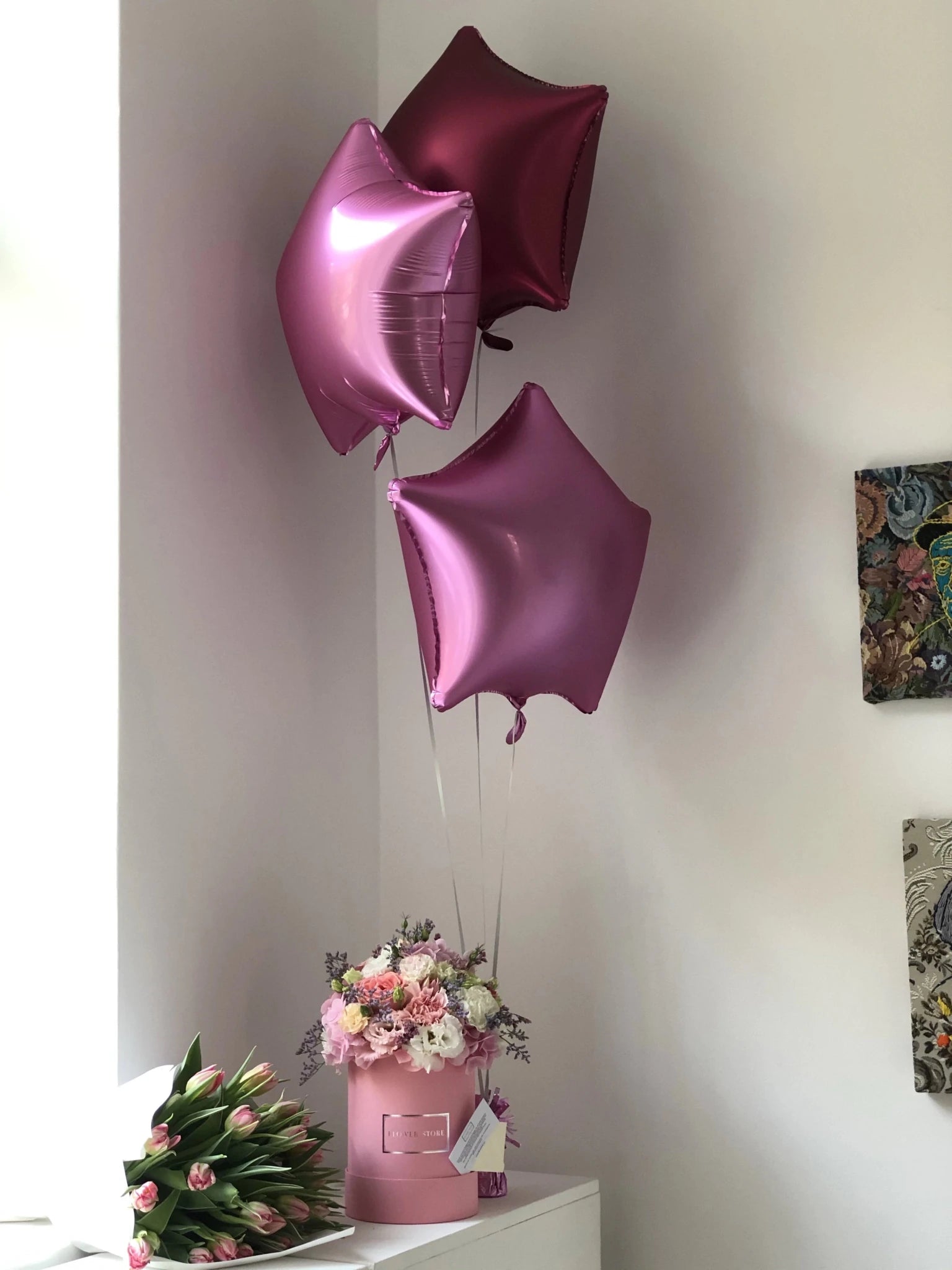 Urodzinowy zestaw balony i różowy box wiosenna kompozycja - kwiaty żywe - kwiaty Flower Store Warszawa
