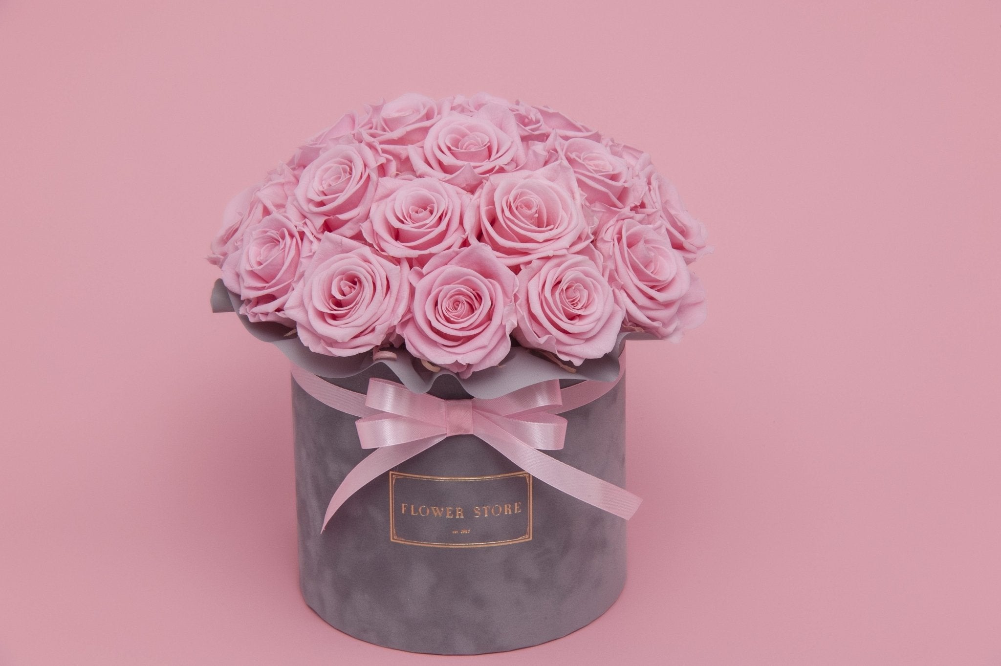 Wieczne Róże Różowe w Szarym Flokowanym Boxie - kwiaty Flower Store Warszawa