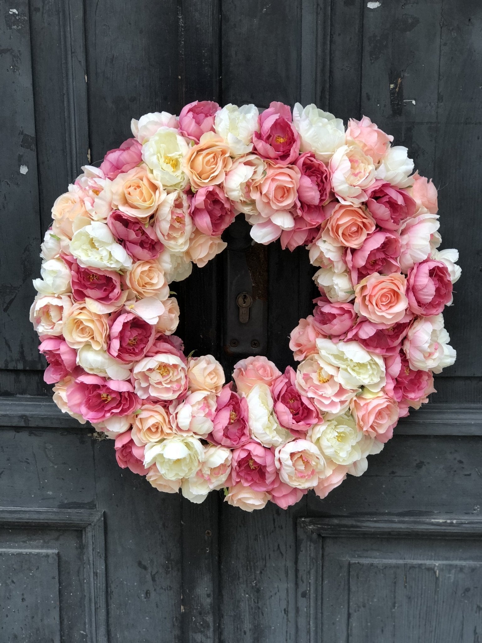 Wieniec na drzwi - morelowo różowa kompozycja - kwiaty sztuczne - kwiaty Flower Store Warszawa