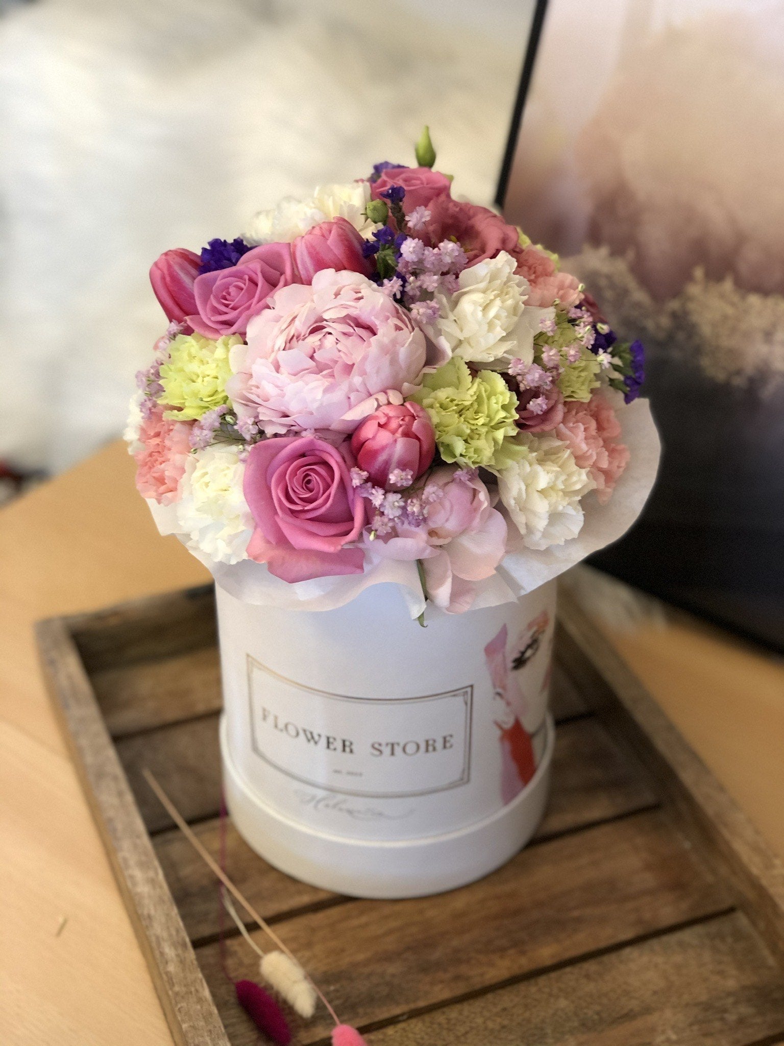 Wiosenna kompozycja w średnim białym pudełku - kwiaty żywe flowerbox - kwiaty Flower Store Warszawa