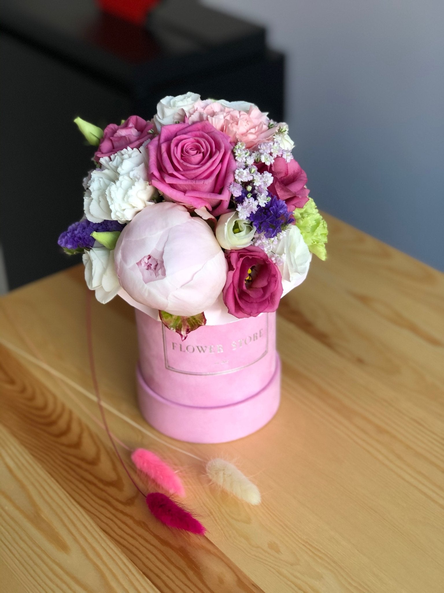 Wiosenne kwiaty w welurowym flowerboxie - kwiaty Flower Store Warszawa