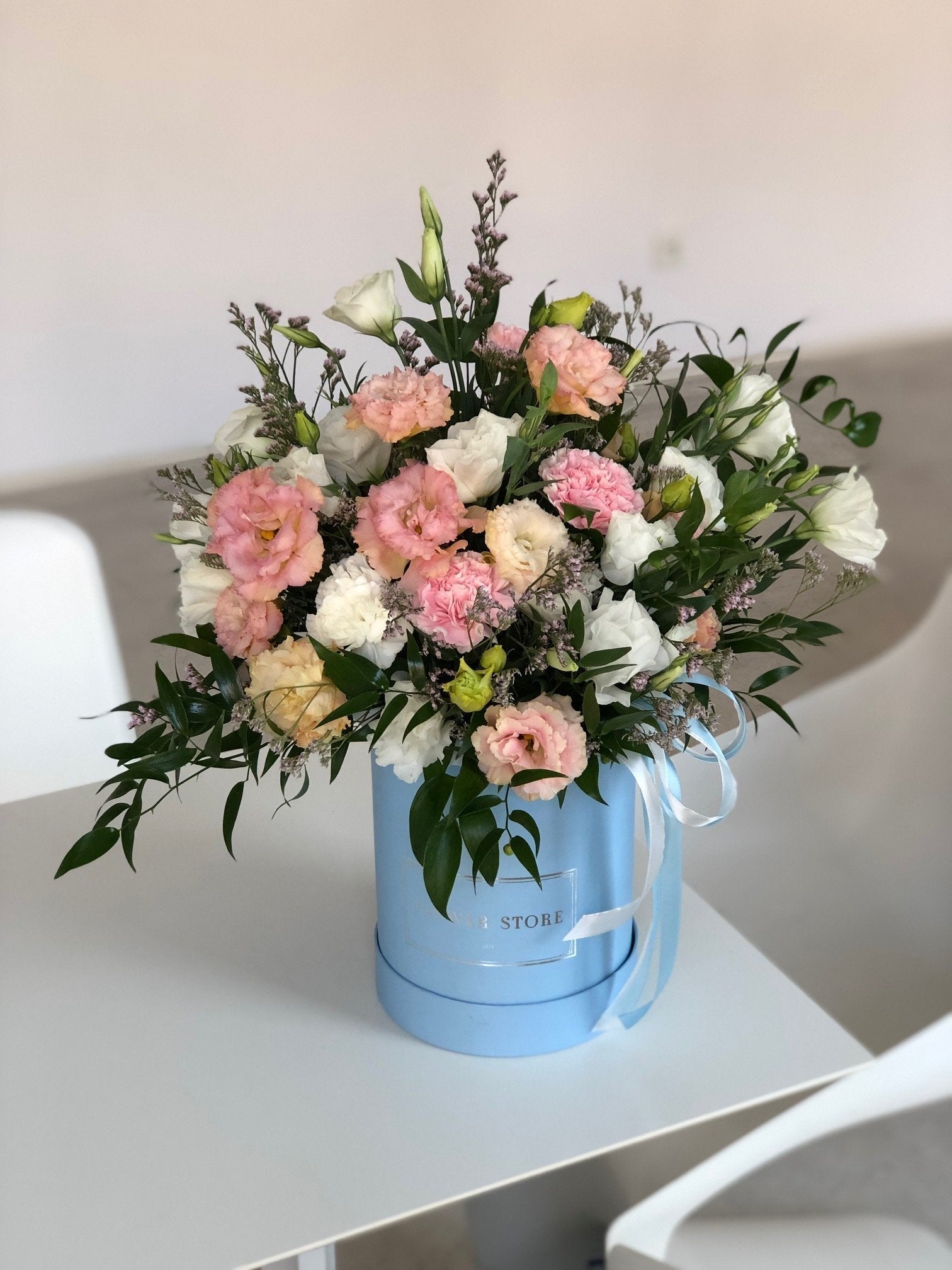 Zwiewna wiosenna kompozycja w dużym błękitnym flowerboxie - kwiaty żywe - kwiaty Flower Store Warszawa