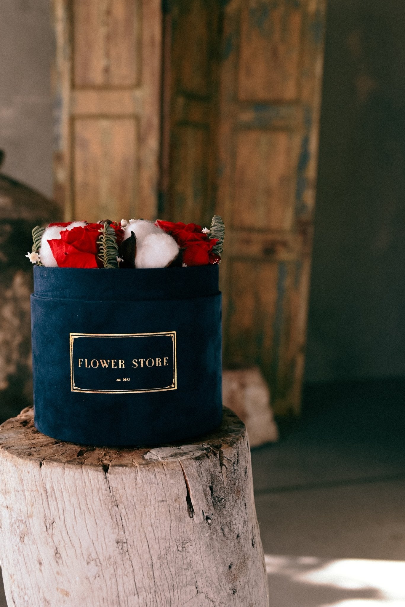 Granatowy świąteczny box z wiecznymi różami - kwiaty Flower Store Warszawa