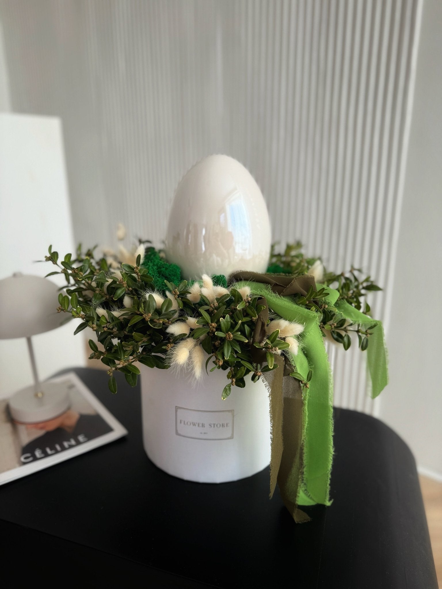 Kompozycja Wielkanocna Flowerbox Biała Harmonia z Bukszpanem i Ceramicznym Jajem - kwiaty Flower Store Warszawa