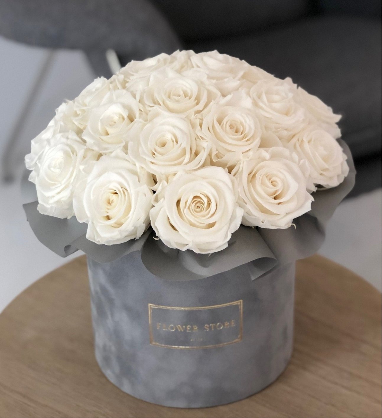 Wieczne róże białe okrągły szary flowerbox - kwiaty z dostawą - kwiaty Flower Store Warszawa