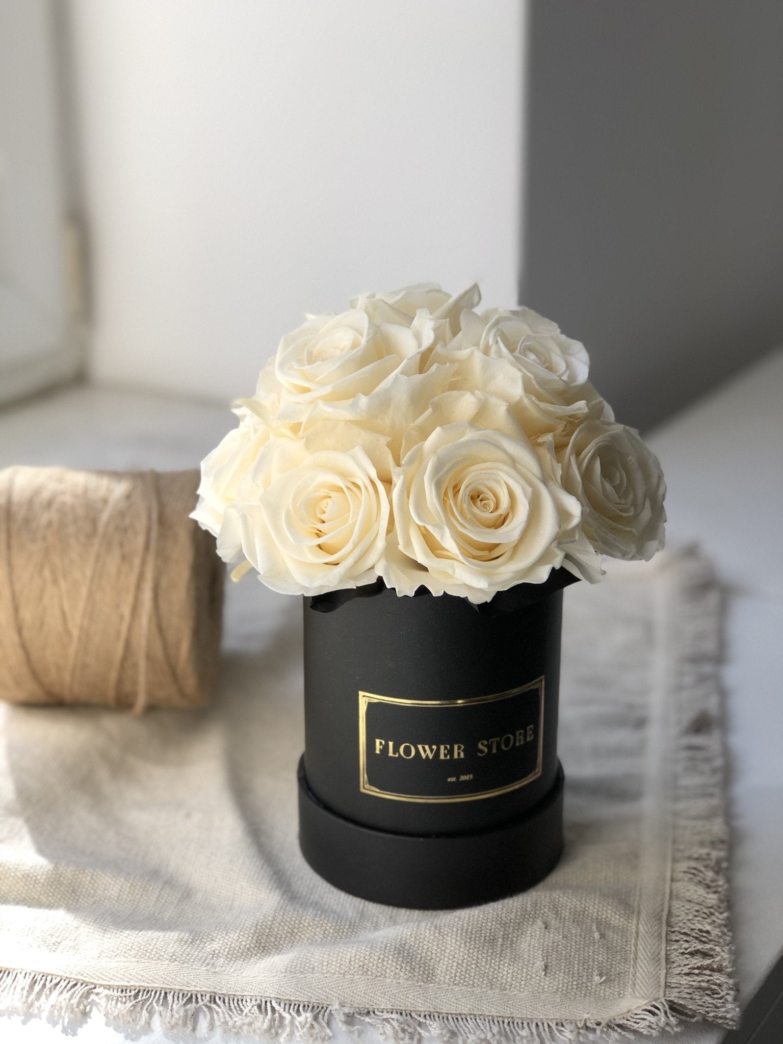 Białe Wieczne róże w czarnym flowerboxie - kwiaty Flower Store Warszawa
