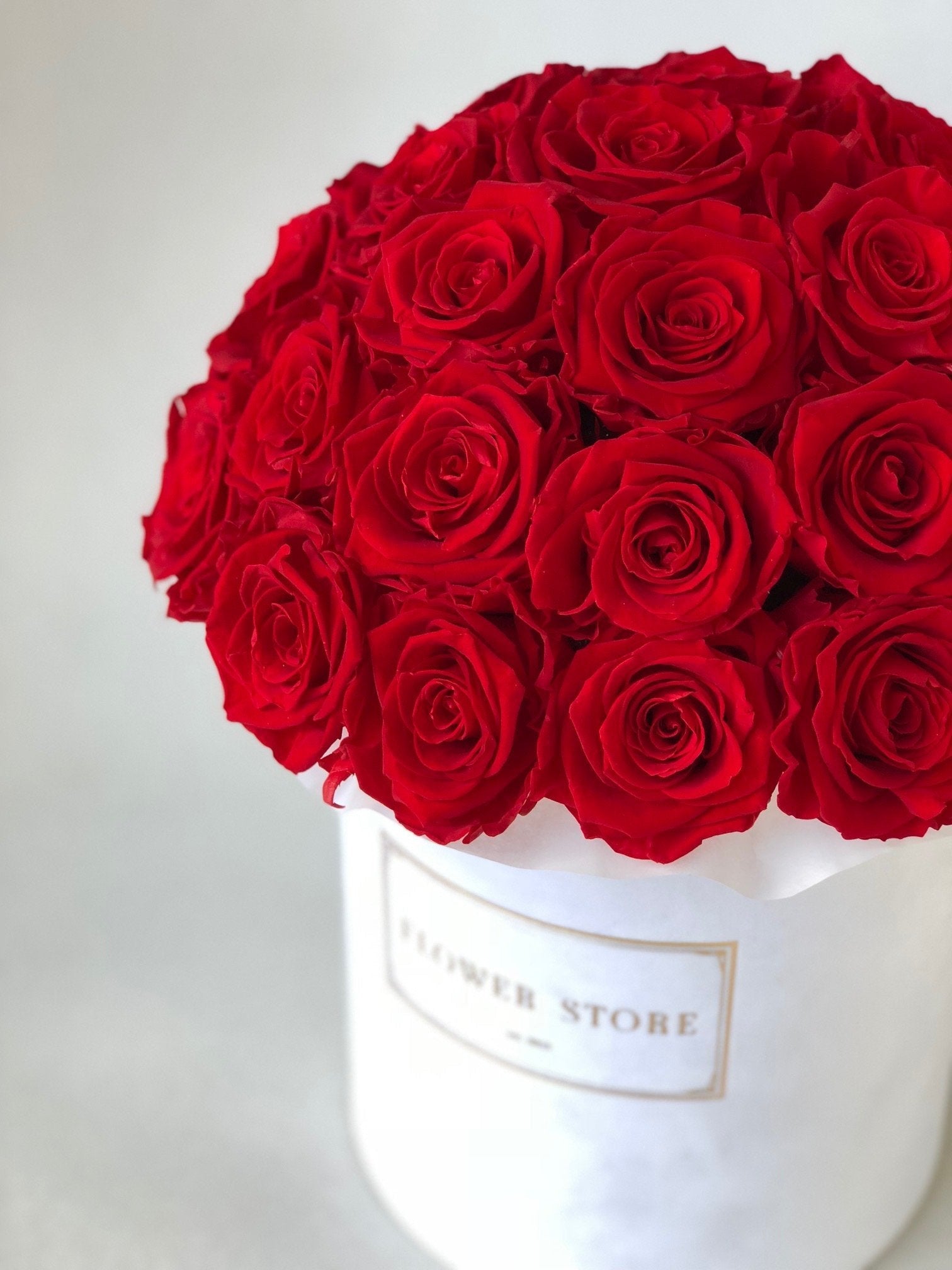 Duże białe pudełko z czerwonymi wiecznymi różami - flowerbox - kwiaty Flower Store Warszawa