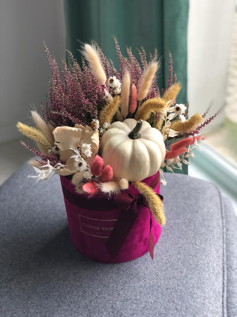 Fuksjowy flokowany flowerbox z kompozycja jesienną - dynia i wrzos - kwiaty Flower Store Warszawa