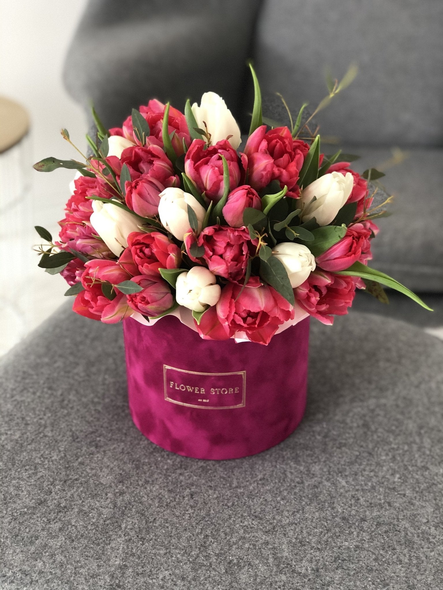 Fuksjowy Flokowany Flowerbox z Tulipanami – Wiosenna Energia na Każdą Okazję - kwiaty Flower Store Warszawa