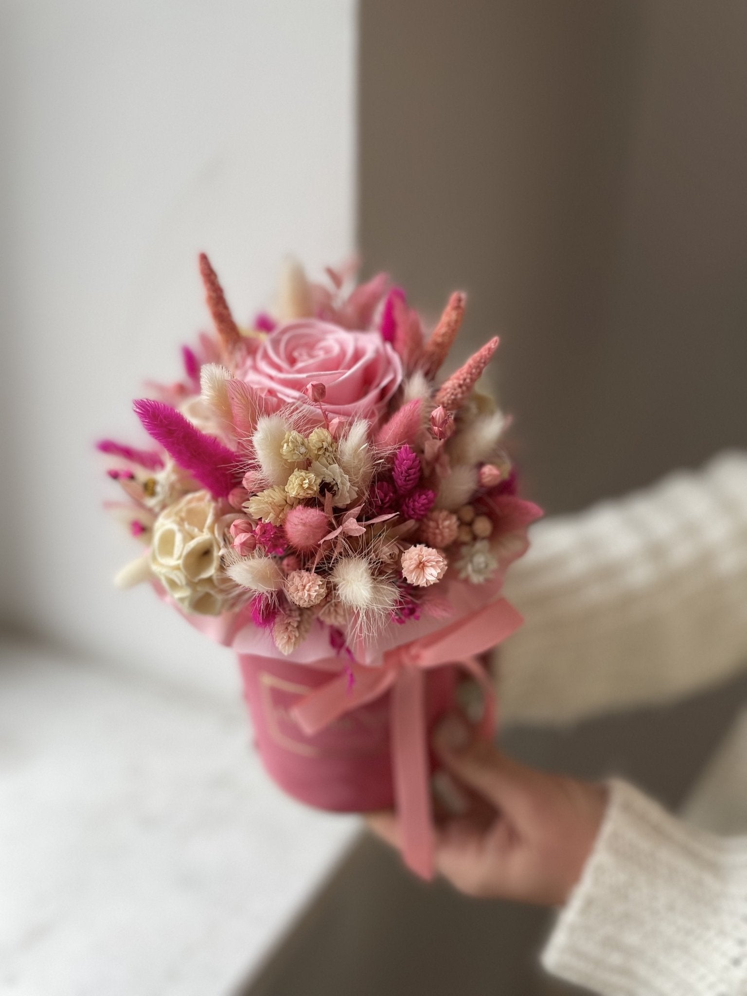 Mały flokowany suszony flowerbox z różową wieczną różą - kwiaty Flower Store Warszawa