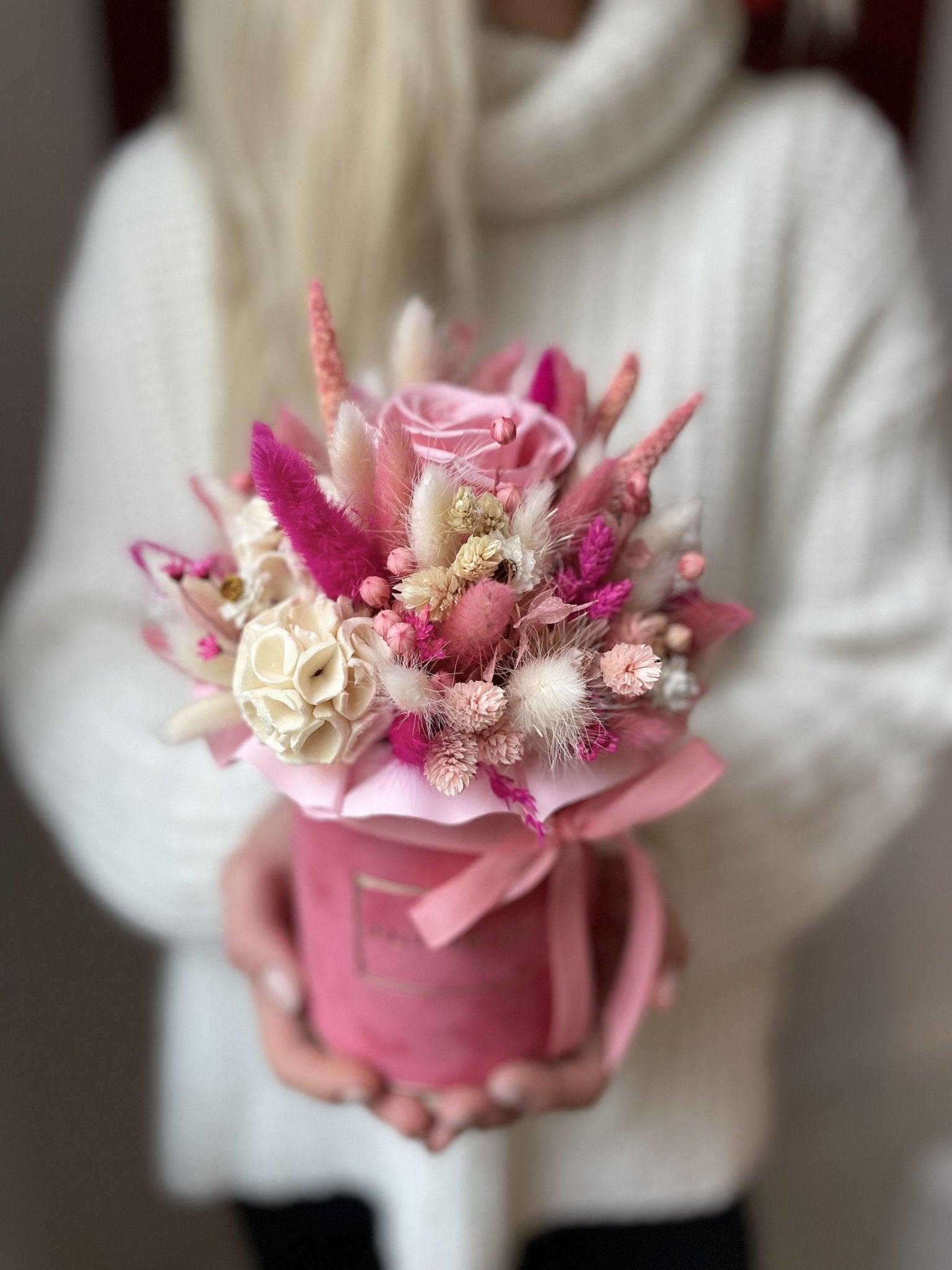 Mały flokowany suszony flowerbox z różową wieczną różą - kwiaty Flower Store Warszawa