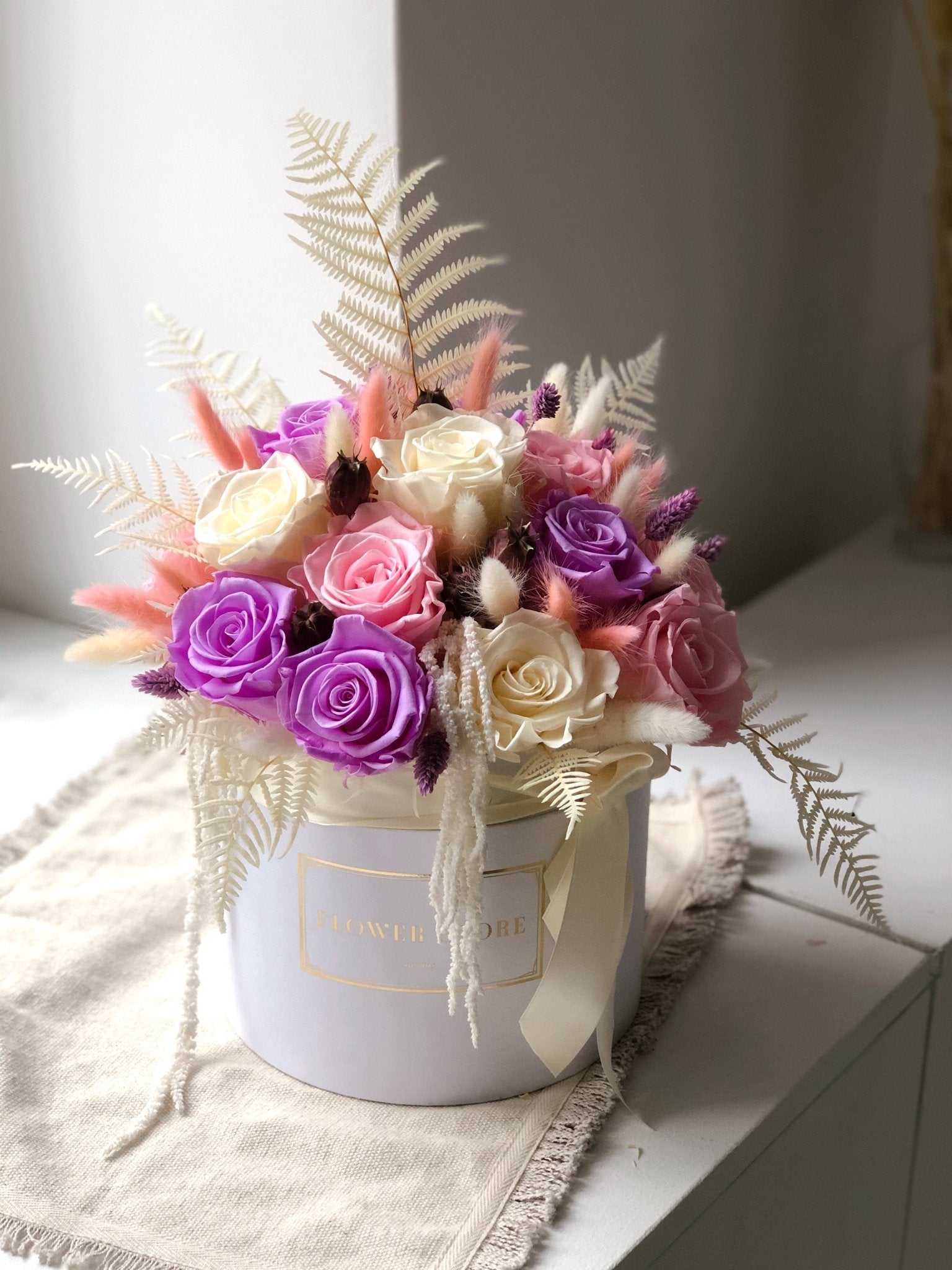„Pastel” Biały flowerbox z kolorowymi wiecznymi różami - kopułka - kwiaty Flower Store Warszawa
