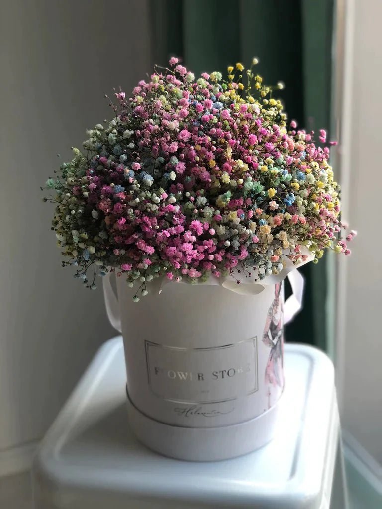 Urodzinowy Biały flowerbox z kolorową gipsówką - kwiaty Flower Store Warszawa