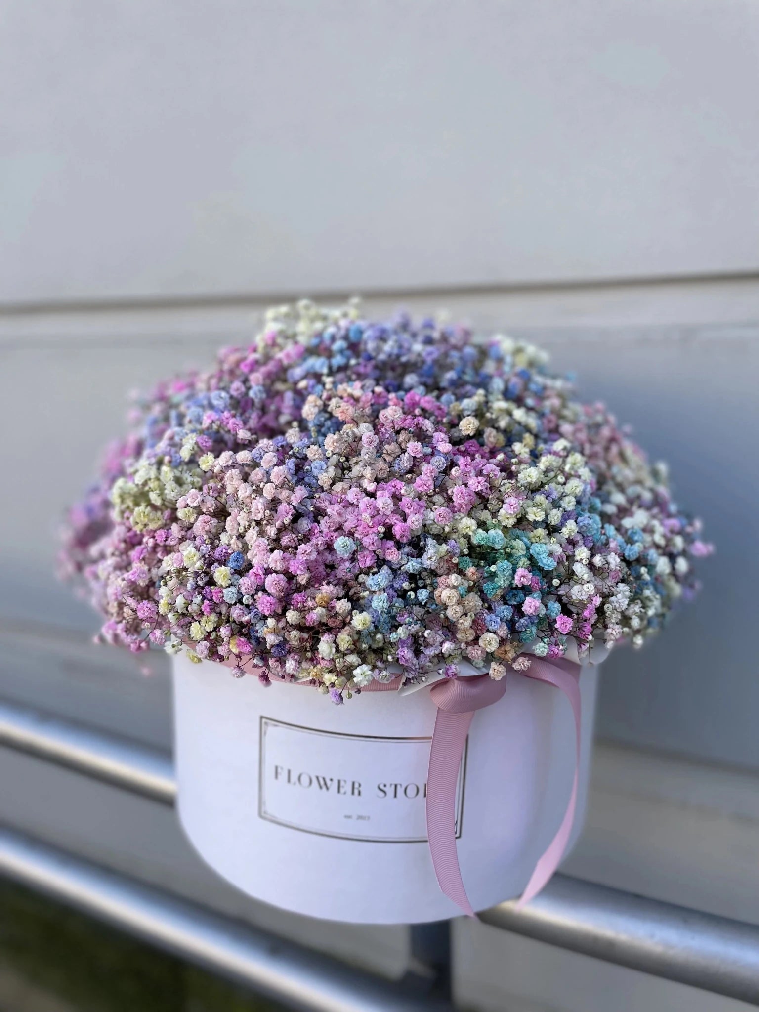 Urodzinowy Biały flowerbox z kolorową gipsówką - kwiaty Flower Store Warszawa