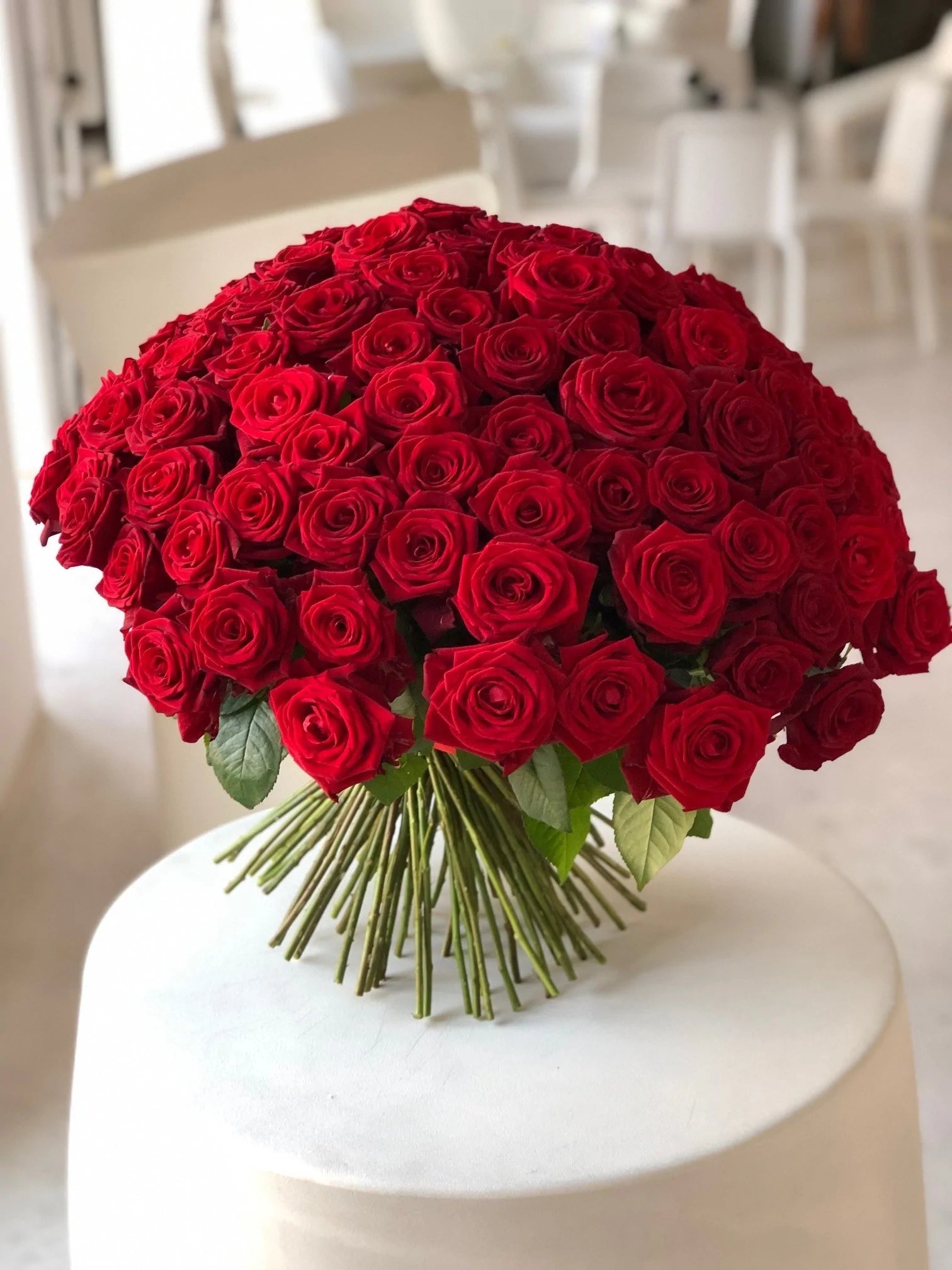 Urodzinowy Bukiet z Czerwonych Róż – Wyraź Miłość Klasycznym Gestem - kwiaty Flower Store Warszawa