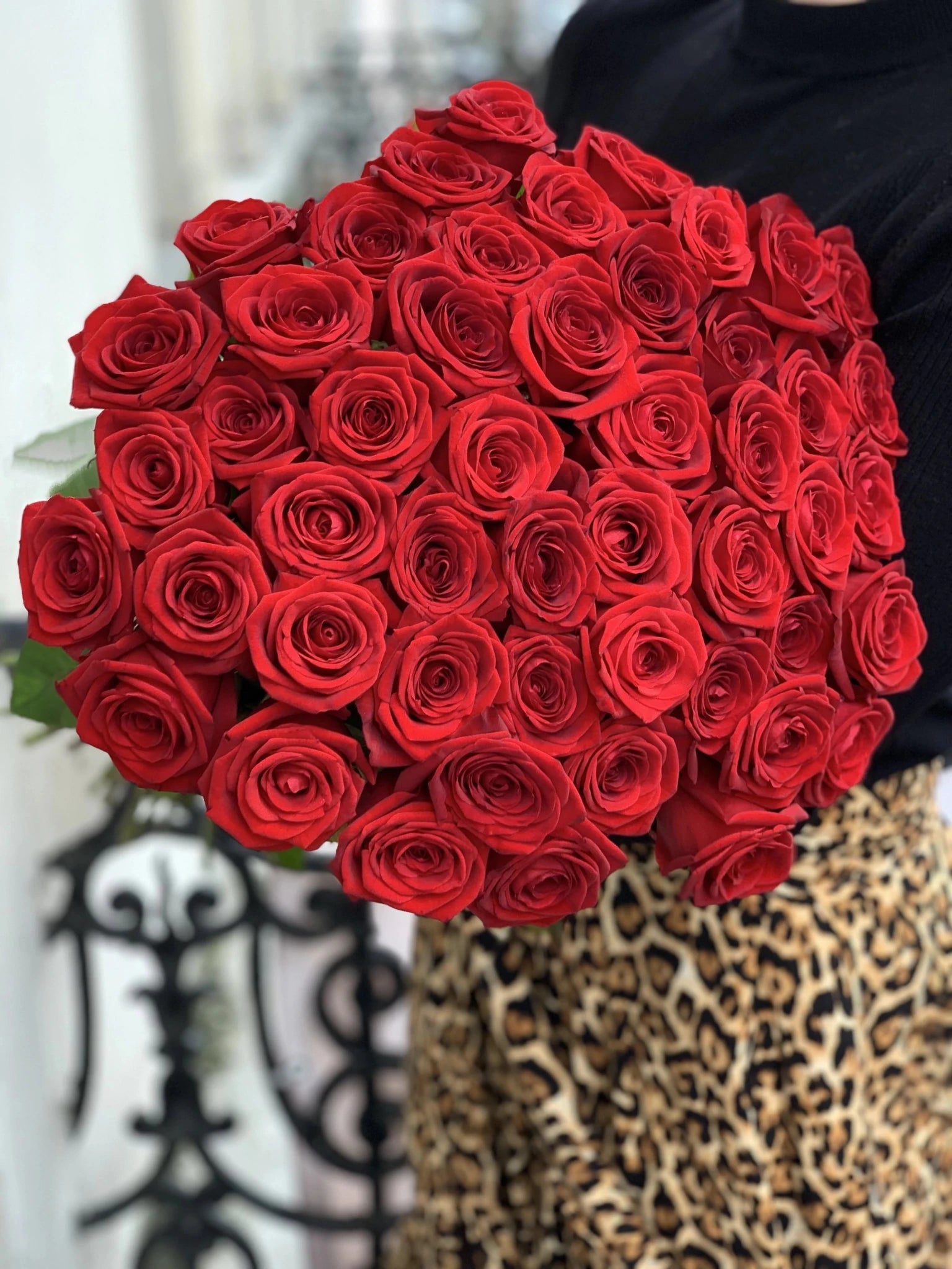 Urodzinowy Bukiet z Czerwonych Róż – Wyraź Miłość Klasycznym Gestem - kwiaty Flower Store Warszawa