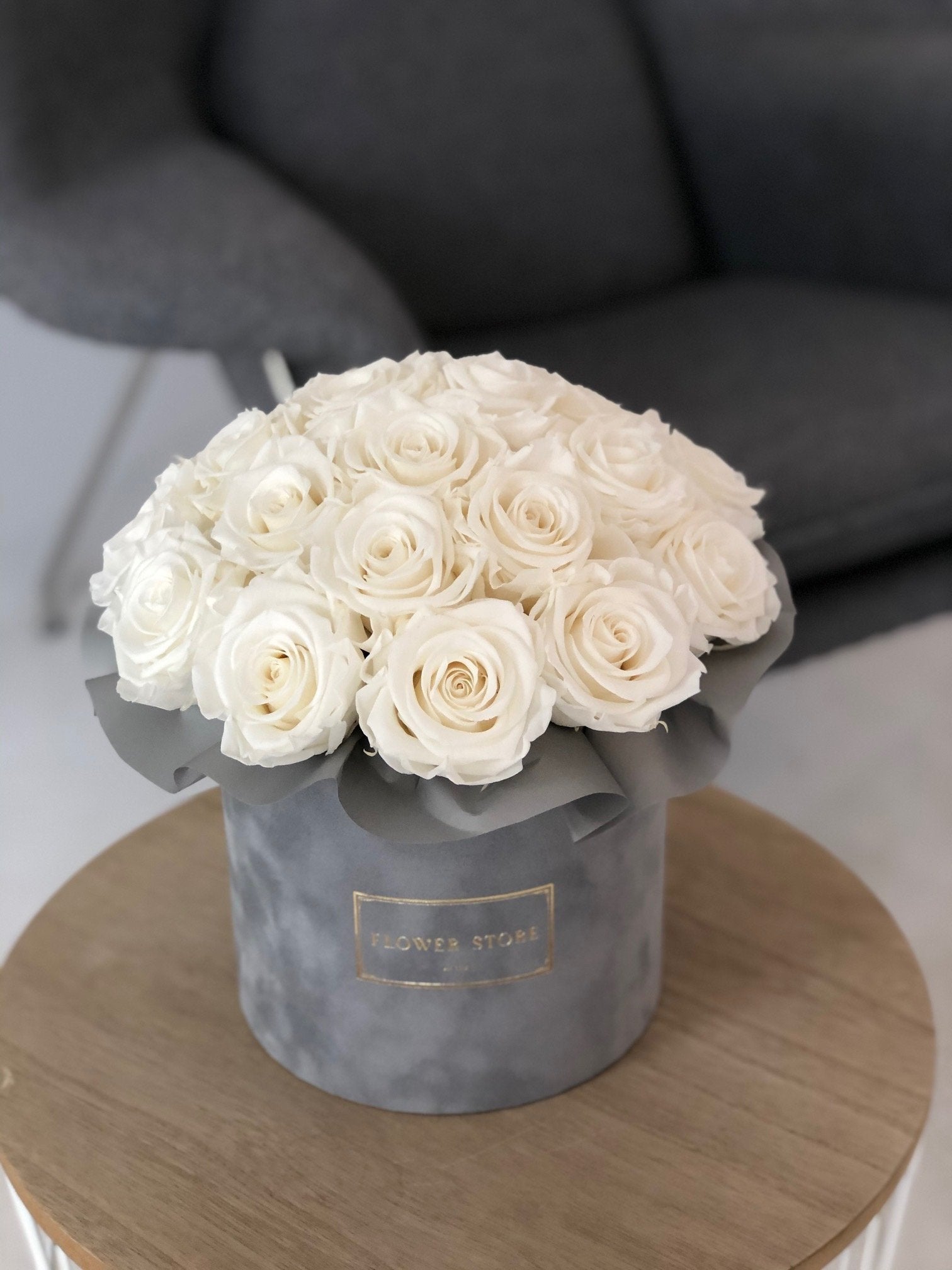 Wieczne róże białe okrągły szary flowerbox - kwiaty z dostawą - kwiaty Flower Store Warszawa