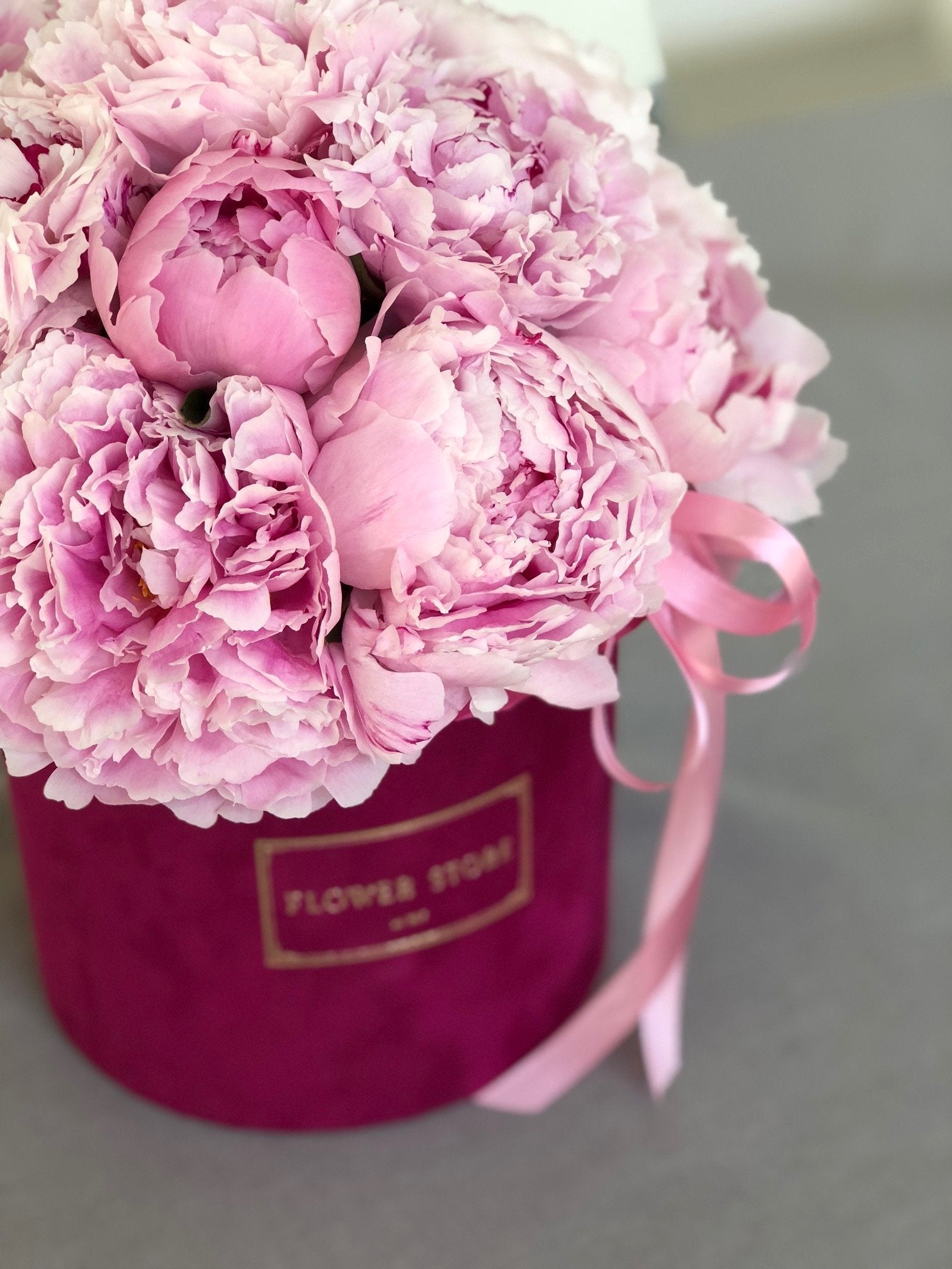 Wytworny Flowerbox z Piwoniami Elegancja i Klasyka w Jednym - kwiaty Flower Store Warszawa