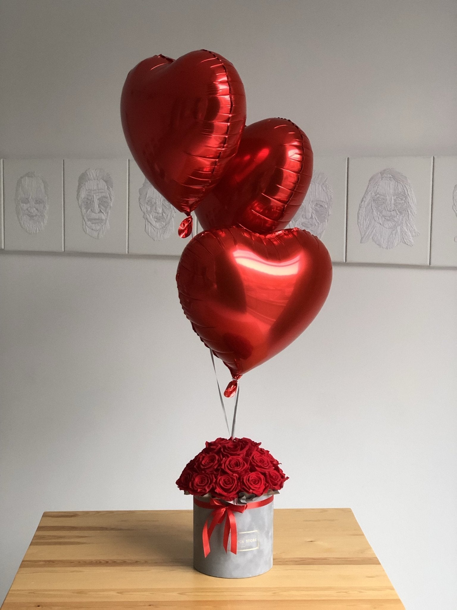 Zestaw czerwone balony i szary box z różami - kwiaty żywe - kwiaty Flower Store Warszawa